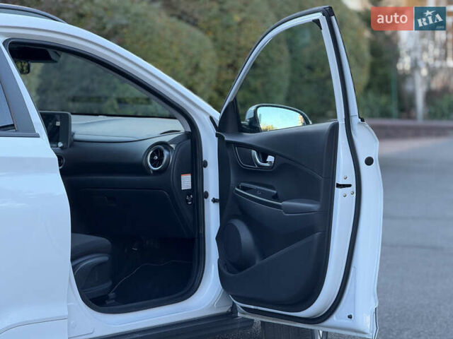 Белый Хендай Kona Electric, объемом двигателя 0 л и пробегом 80 тыс. км за 16900 $, фото 40 на Automoto.ua