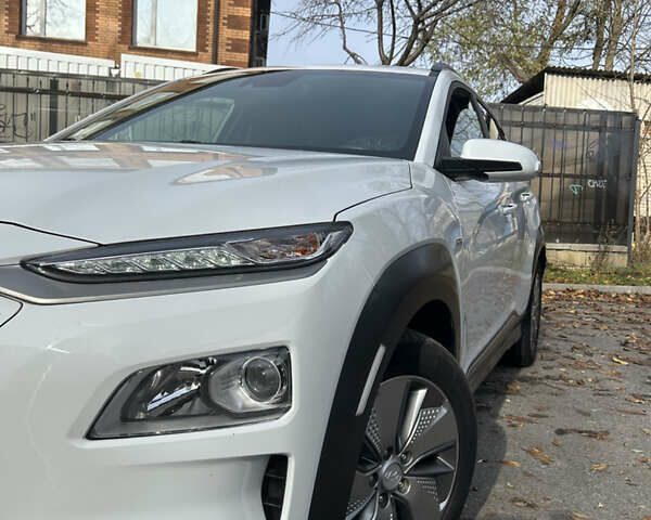 Білий Хендай Kona Electric, об'ємом двигуна 0 л та пробігом 59 тис. км за 15870 $, фото 2 на Automoto.ua