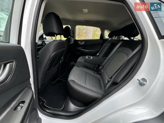 Белый Хендай Kona Electric, объемом двигателя 0 л и пробегом 58 тыс. км за 17499 $, фото 53 на Automoto.ua