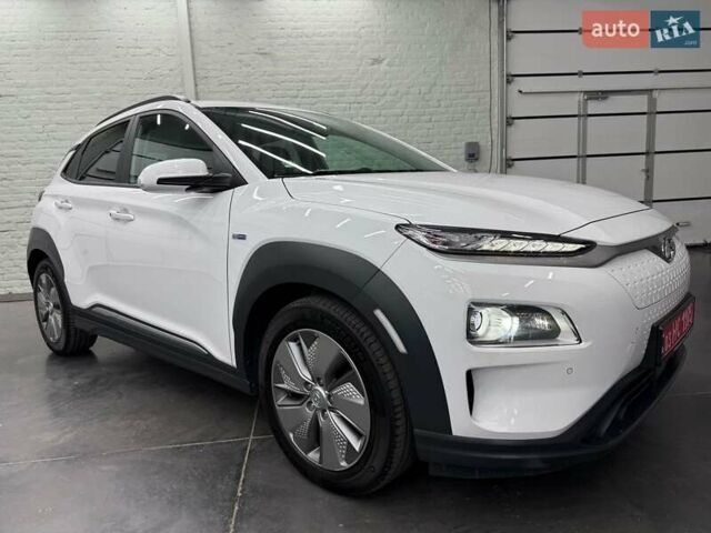 Белый Хендай Kona Electric, объемом двигателя 0 л и пробегом 92 тыс. км за 18983 $, фото 1 на Automoto.ua