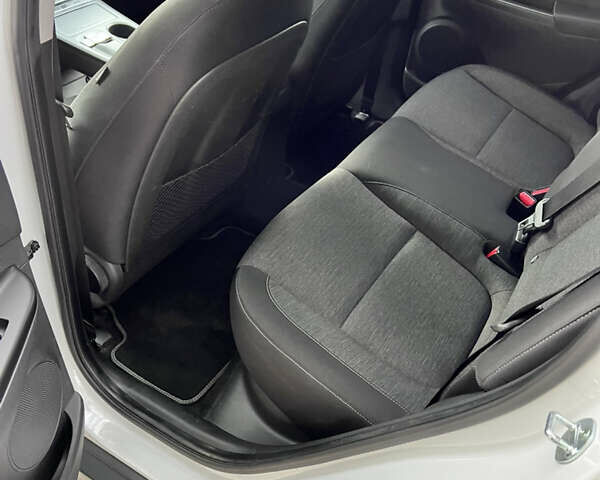 Белый Хендай Kona Electric, объемом двигателя 0 л и пробегом 136 тыс. км за 16950 $, фото 10 на Automoto.ua