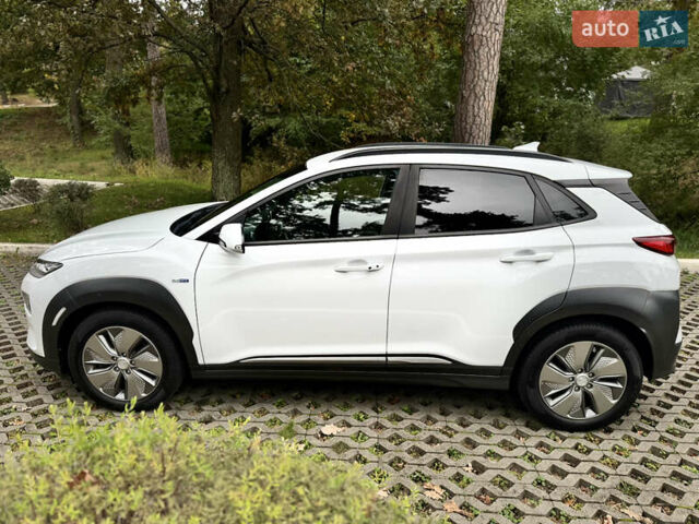 Белый Хендай Kona Electric, объемом двигателя 0 л и пробегом 103 тыс. км за 17999 $, фото 2 на Automoto.ua