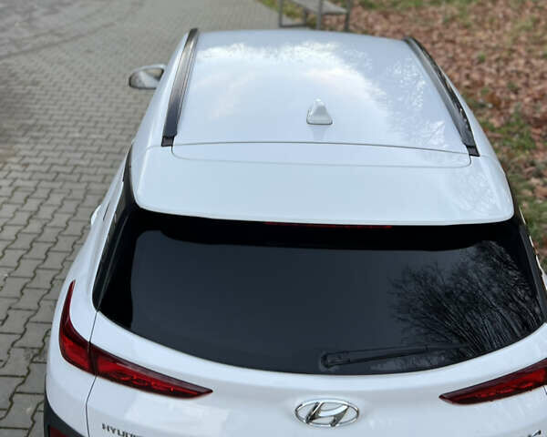 Белый Хендай Kona Electric, объемом двигателя 0 л и пробегом 136 тыс. км за 16950 $, фото 6 на Automoto.ua