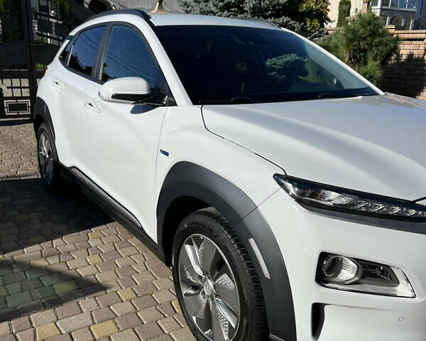 Белый Хендай Kona Electric, объемом двигателя 0 л и пробегом 88 тыс. км за 17900 $, фото 4 на Automoto.ua