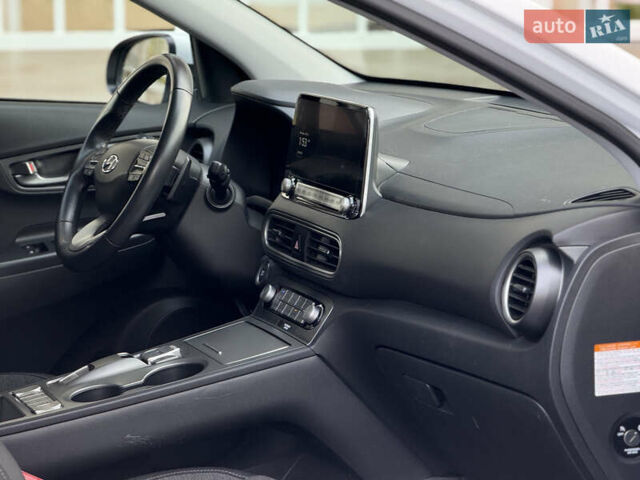 Белый Хендай Kona Electric, объемом двигателя 0 л и пробегом 150 тыс. км за 16960 $, фото 32 на Automoto.ua