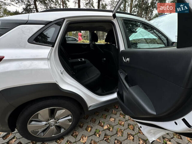 Белый Хендай Kona Electric, объемом двигателя 0 л и пробегом 58 тыс. км за 17499 $, фото 52 на Automoto.ua