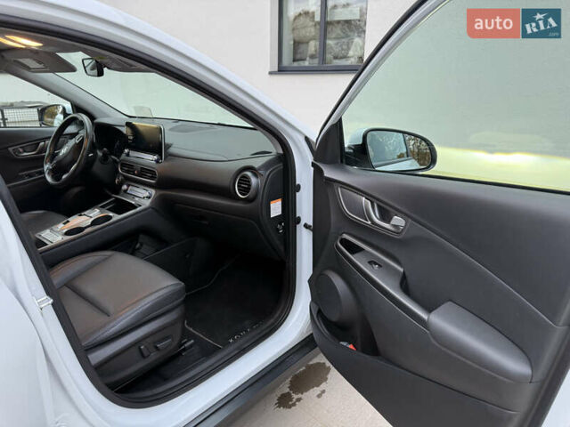 Белый Хендай Kona Electric, объемом двигателя 0 л и пробегом 96 тыс. км за 19500 $, фото 42 на Automoto.ua