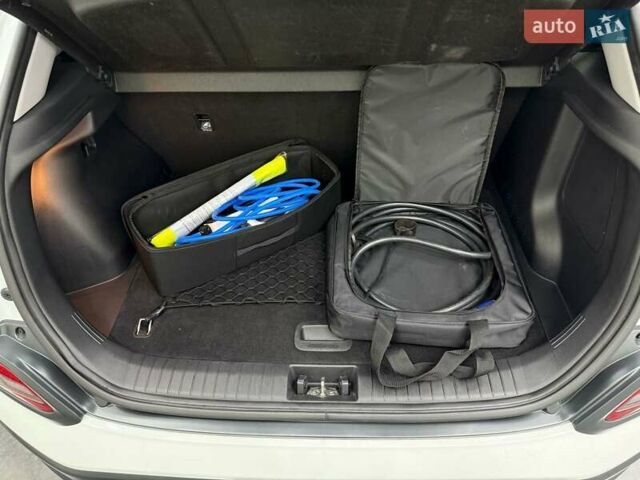 Белый Хендай Kona Electric, объемом двигателя 0 л и пробегом 92 тыс. км за 18983 $, фото 38 на Automoto.ua