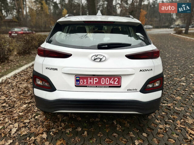 Білий Хендай Kona Electric, об'ємом двигуна 0 л та пробігом 59 тис. км за 17499 $, фото 4 на Automoto.ua