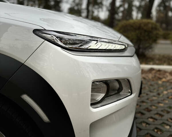 Белый Хендай Kona Electric, объемом двигателя 0 л и пробегом 58 тыс. км за 17499 $, фото 3 на Automoto.ua