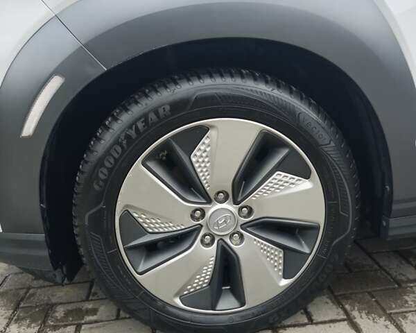 Білий Хендай Kona Electric, об'ємом двигуна 0 л та пробігом 78 тис. км за 17900 $, фото 16 на Automoto.ua