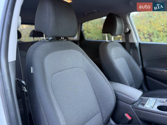 Белый Хендай Kona Electric, объемом двигателя 0 л и пробегом 80 тыс. км за 16900 $, фото 38 на Automoto.ua