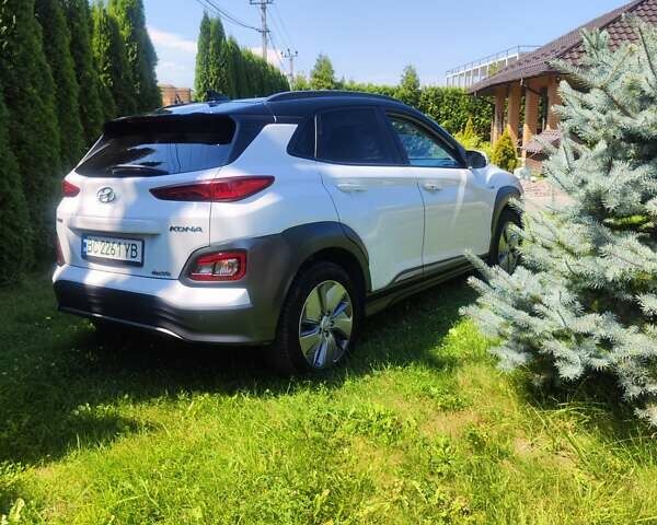 Белый Хендай Kona Electric, объемом двигателя 0 л и пробегом 65 тыс. км за 18700 $, фото 3 на Automoto.ua