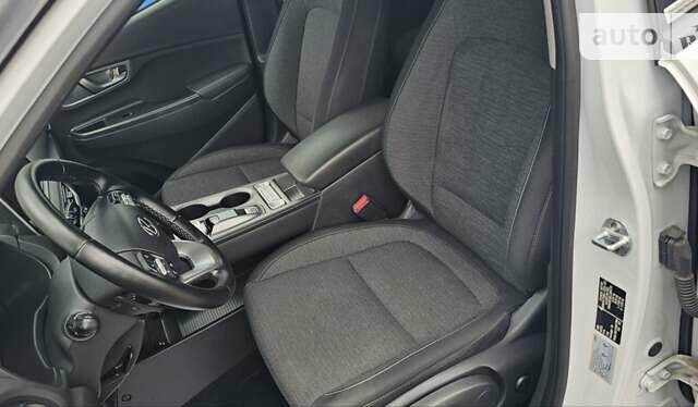 Белый Хендай Kona Electric, объемом двигателя 0 л и пробегом 50 тыс. км за 21500 $, фото 8 на Automoto.ua