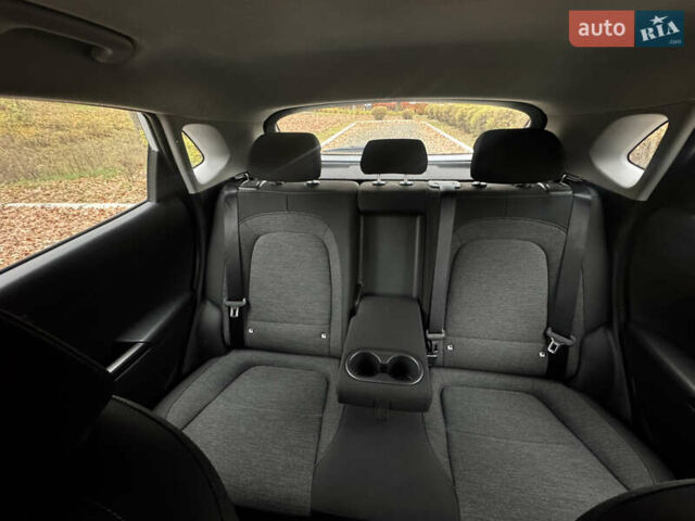 Белый Хендай Kona Electric, объемом двигателя 0 л и пробегом 59 тыс. км за 16900 $, фото 30 на Automoto.ua