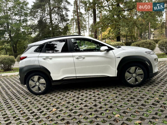 Белый Хендай Kona Electric, объемом двигателя 0 л и пробегом 103 тыс. км за 17999 $, фото 11 на Automoto.ua