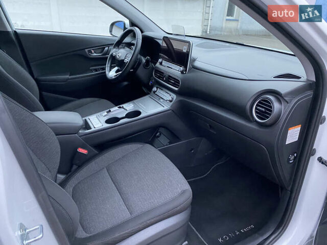 Белый Хендай Kona Electric, объемом двигателя 0 л и пробегом 166 тыс. км за 16900 $, фото 22 на Automoto.ua
