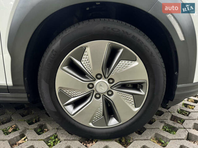 Белый Хендай Kona Electric, объемом двигателя 0 л и пробегом 103 тыс. км за 17999 $, фото 40 на Automoto.ua