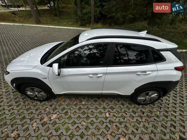 Белый Хендай Kona Electric, объемом двигателя 0 л и пробегом 103 тыс. км за 17999 $, фото 121 на Automoto.ua