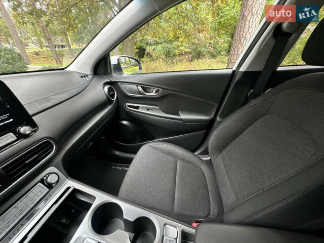 Белый Хендай Kona Electric, объемом двигателя 0 л и пробегом 103 тыс. км за 17999 $, фото 128 на Automoto.ua