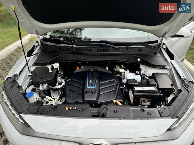 Белый Хендай Kona Electric, объемом двигателя 0 л и пробегом 103 тыс. км за 17999 $, фото 81 на Automoto.ua