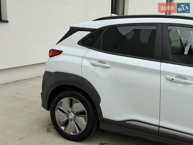 Белый Хендай Kona Electric, объемом двигателя 0 л и пробегом 96 тыс. км за 19500 $, фото 12 на Automoto.ua