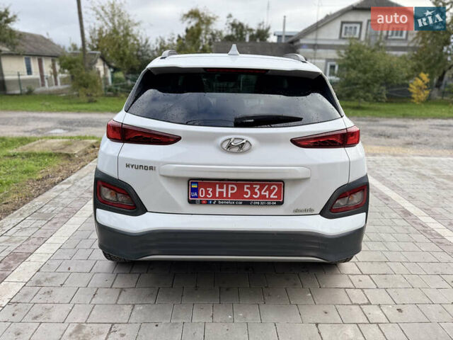Белый Хендай Kona Electric, объемом двигателя 0 л и пробегом 107 тыс. км за 18465 $, фото 3 на Automoto.ua