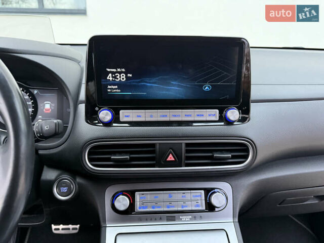 Белый Хендай Kona Electric, объемом двигателя 0 л и пробегом 96 тыс. км за 19500 $, фото 62 на Automoto.ua