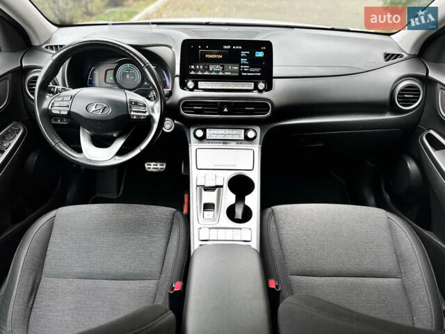 Белый Хендай Kona Electric, объемом двигателя 0 л и пробегом 103 тыс. км за 17999 $, фото 3 на Automoto.ua