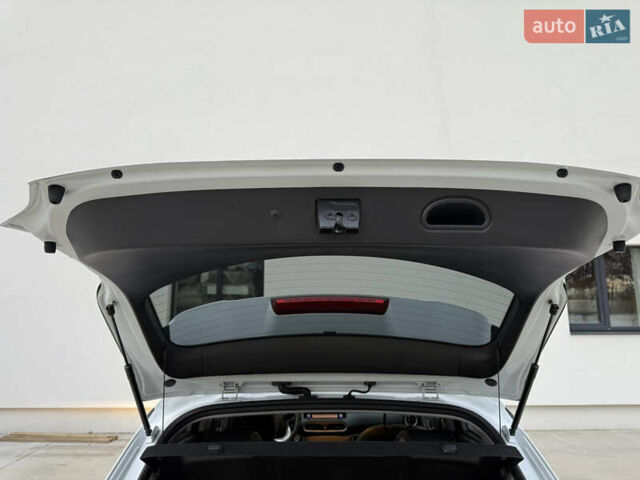 Белый Хендай Kona Electric, объемом двигателя 0 л и пробегом 96 тыс. км за 19500 $, фото 32 на Automoto.ua