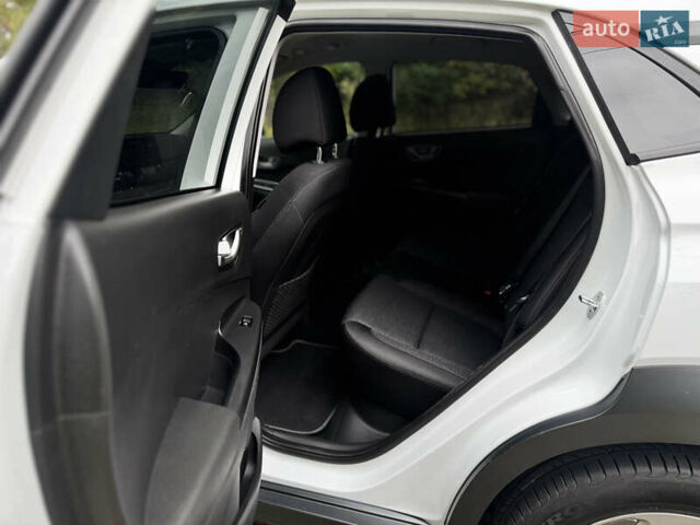 Белый Хендай Kona Electric, объемом двигателя 0 л и пробегом 103 тыс. км за 17999 $, фото 51 на Automoto.ua