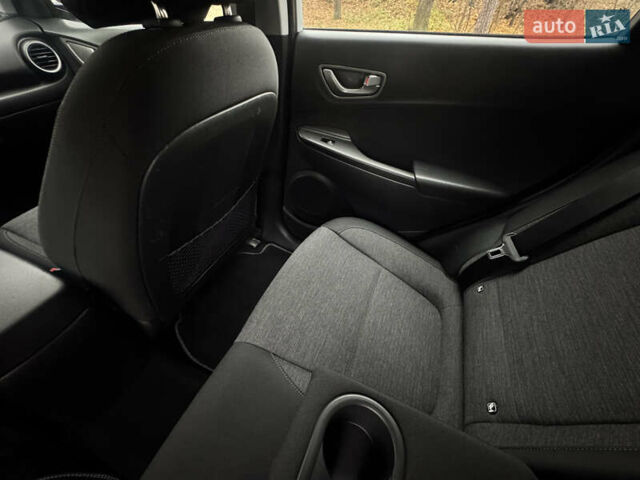 Білий Хендай Kona Electric, об'ємом двигуна 0 л та пробігом 59 тис. км за 17499 $, фото 23 на Automoto.ua