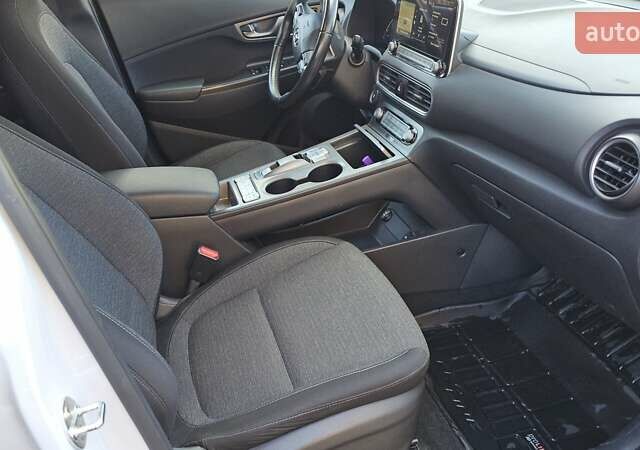 Белый Хендай Kona Electric, объемом двигателя 0 л и пробегом 44 тыс. км за 17450 $, фото 20 на Automoto.ua