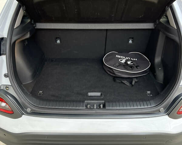 Белый Хендай Kona Electric, объемом двигателя 0 л и пробегом 136 тыс. км за 16950 $, фото 16 на Automoto.ua