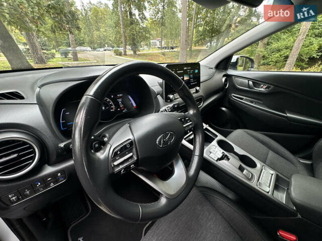 Белый Хендай Kona Electric, объемом двигателя 0 л и пробегом 103 тыс. км за 17999 $, фото 113 на Automoto.ua
