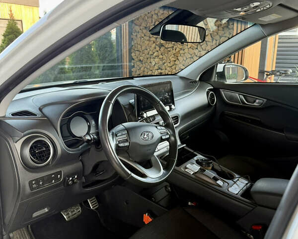 Белый Хендай Kona Electric, объемом двигателя 0 л и пробегом 95 тыс. км за 17500 $, фото 19 на Automoto.ua