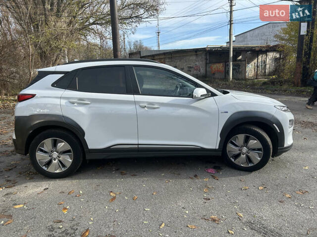 Білий Хендай Kona Electric, об'ємом двигуна 0 л та пробігом 59 тис. км за 15870 $, фото 3 на Automoto.ua