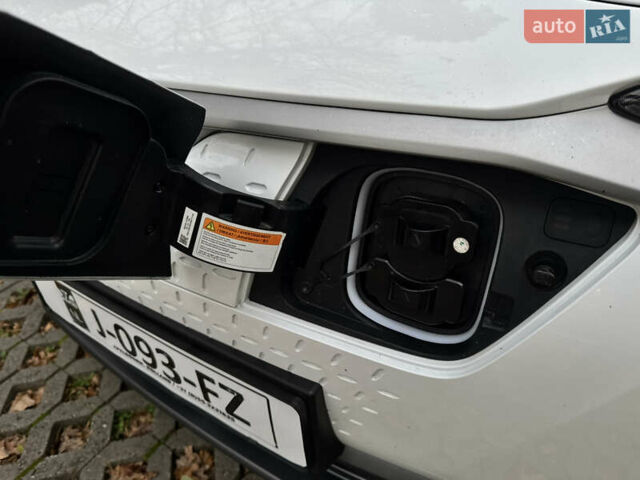 Белый Хендай Kona Electric, объемом двигателя 0 л и пробегом 58 тыс. км за 17499 $, фото 114 на Automoto.ua