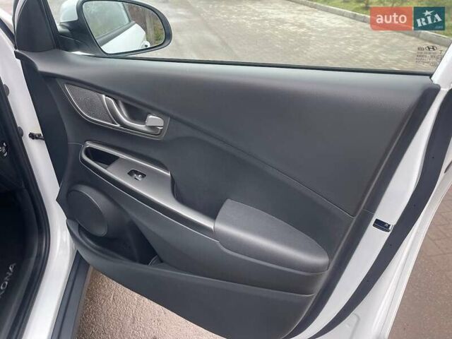 Білий Хендай Kona Electric, об'ємом двигуна 0 л та пробігом 158 тис. км за 16500 $, фото 21 на Automoto.ua