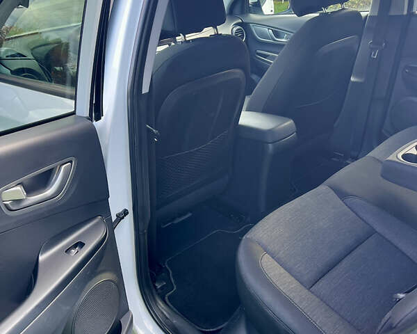 Белый Хендай Kona Electric, объемом двигателя 0 л и пробегом 115 тыс. км за 16900 $, фото 50 на Automoto.ua