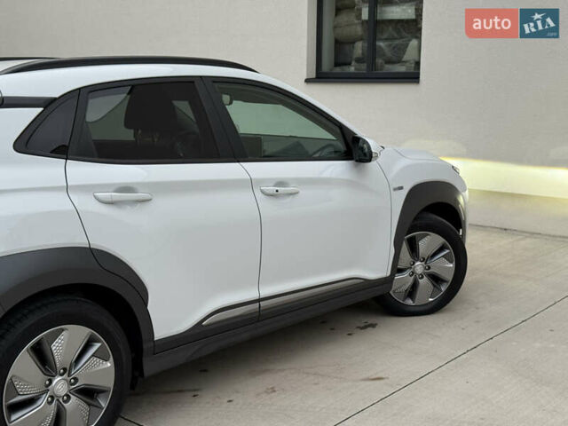 Белый Хендай Kona Electric, объемом двигателя 0 л и пробегом 96 тыс. км за 19500 $, фото 22 на Automoto.ua