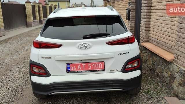 Білий Хендай Kona Electric, об'ємом двигуна 0 л та пробігом 59 тис. км за 23500 $, фото 8 на Automoto.ua