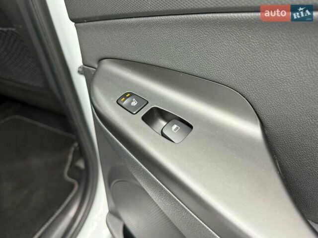 Белый Хендай Kona Electric, объемом двигателя 0 л и пробегом 92 тыс. км за 18983 $, фото 30 на Automoto.ua