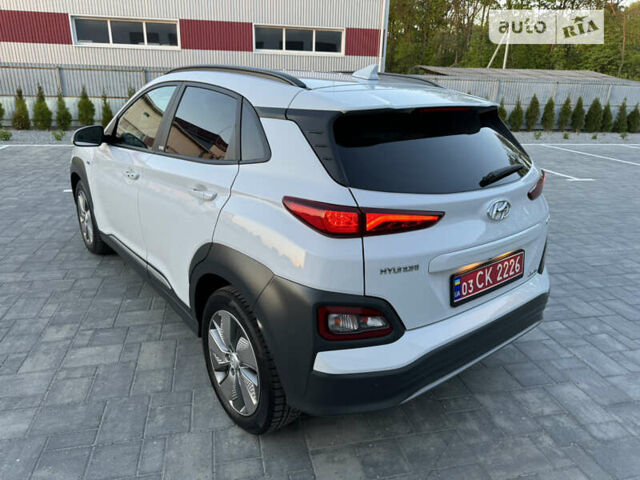 Белый Хендай Kona Electric, объемом двигателя 0 л и пробегом 88 тыс. км за 19400 $, фото 22 на Automoto.ua