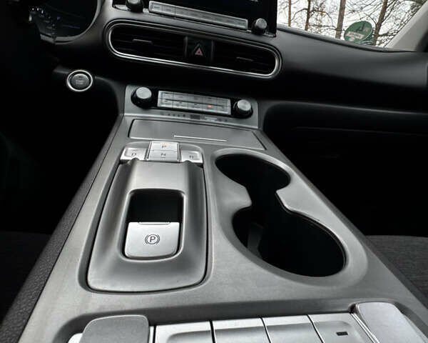 Белый Хендай Kona Electric, объемом двигателя 0 л и пробегом 58 тыс. км за 17499 $, фото 44 на Automoto.ua