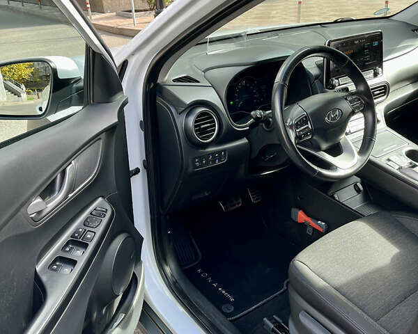 Белый Хендай Kona Electric, объемом двигателя 0 л и пробегом 115 тыс. км за 16900 $, фото 24 на Automoto.ua