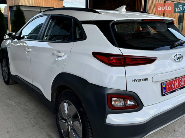 Белый Хендай Kona Electric, объемом двигателя 0 л и пробегом 95 тыс. км за 17500 $, фото 22 на Automoto.ua