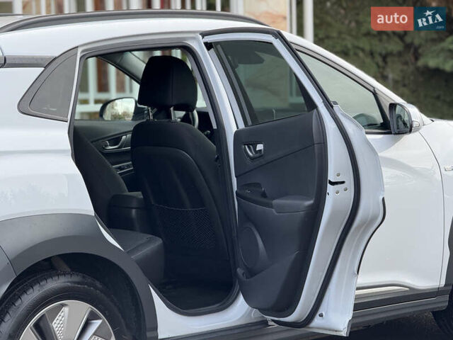 Белый Хендай Kona Electric, объемом двигателя 0 л и пробегом 150 тыс. км за 16960 $, фото 35 на Automoto.ua