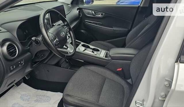 Белый Хендай Kona Electric, объемом двигателя 0 л и пробегом 50 тыс. км за 21500 $, фото 4 на Automoto.ua