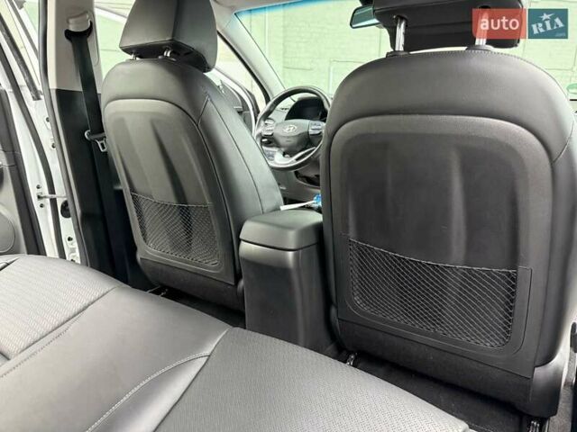 Белый Хендай Kona Electric, объемом двигателя 0 л и пробегом 92 тыс. км за 18983 $, фото 32 на Automoto.ua